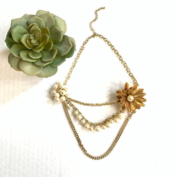 🌺 Gold Flower Necklace 🌺 - Picture 1 of 1
